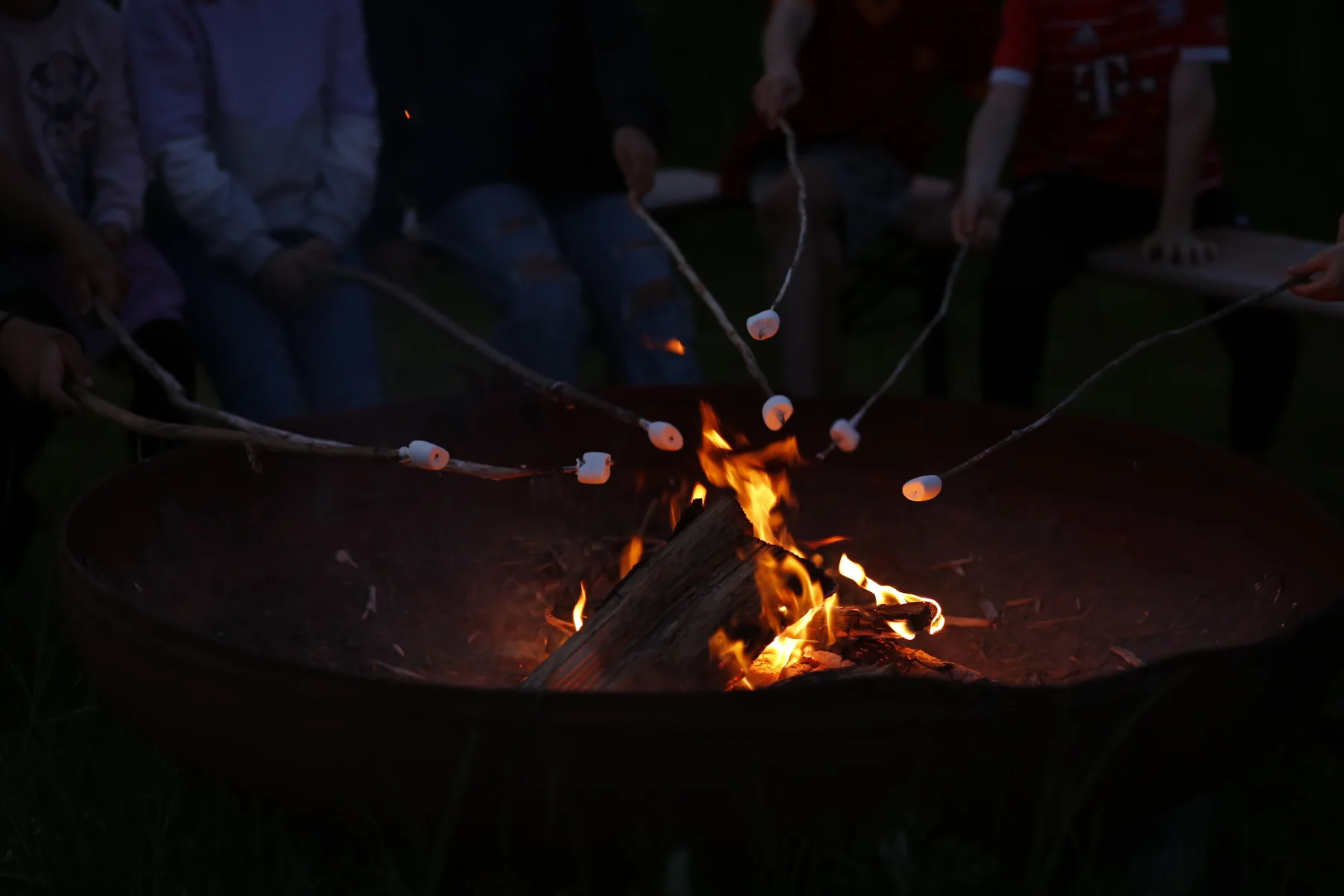 Marshmallows über der Feuerschale