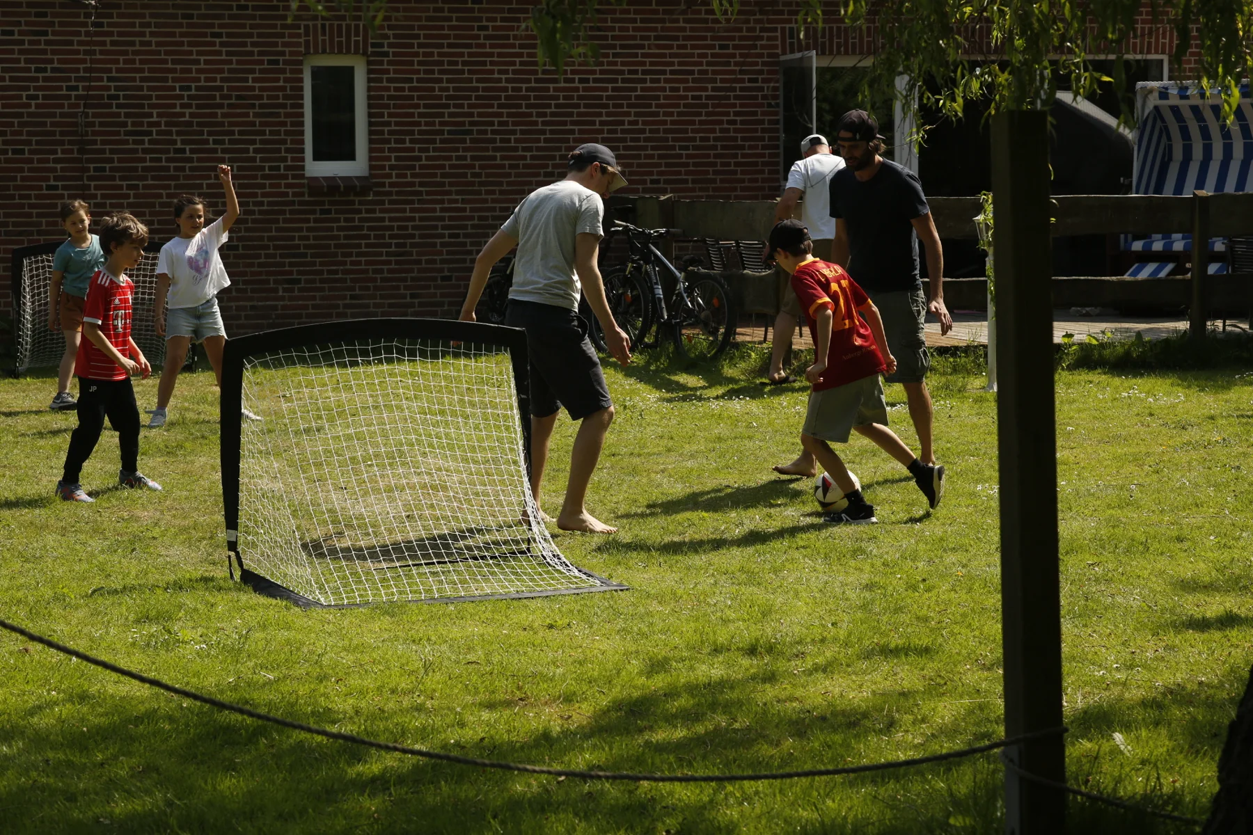 Fußball spielen auf der Wiese am Hof