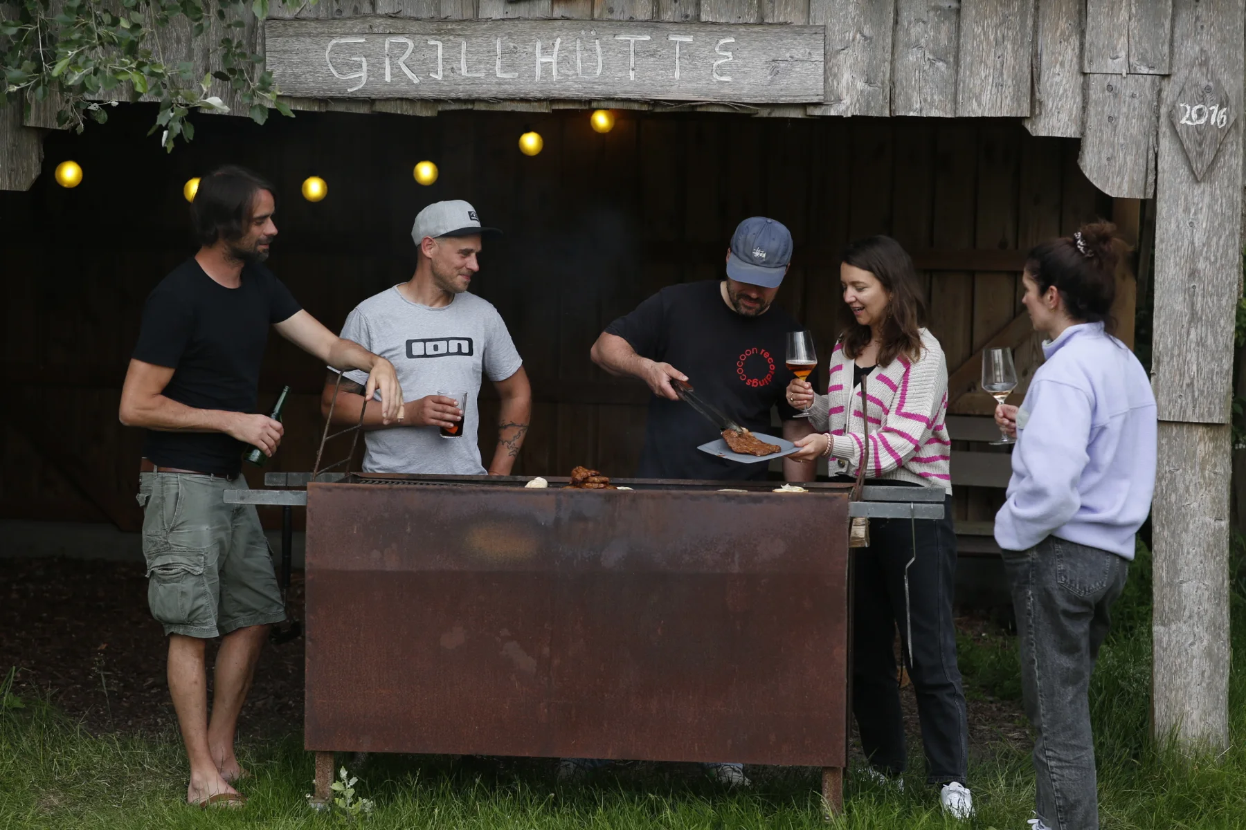 Zusammen grillen an der eigenen Grillhütte
