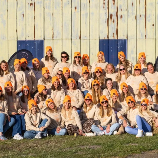 Gruppenfoto vor der Scheune