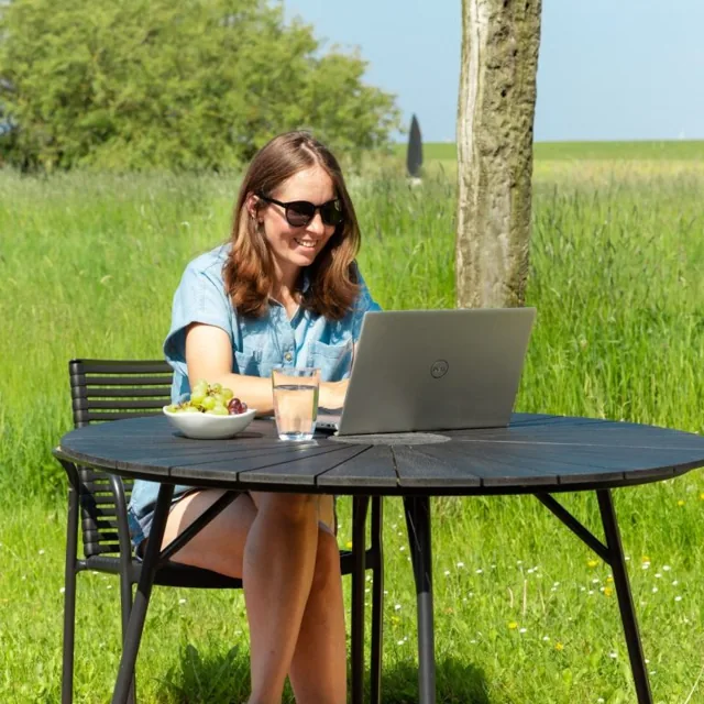 Arbeiten am Gartentisch im Grünen