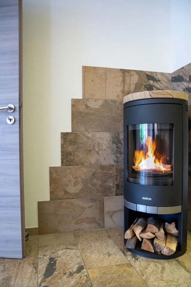 Kamin im Wohnbereich der Bude unter Reet