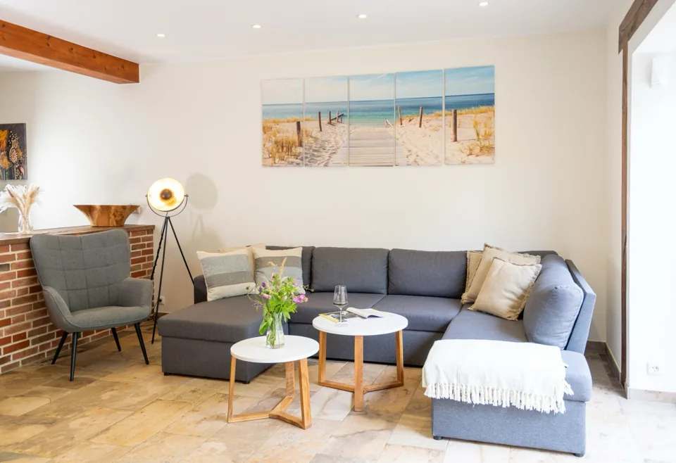 Sitzbereich mit Sofa in der Bude unter Reet