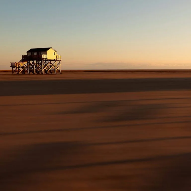 Pfahlbau am Strand von St. Peter-Ording im Abendlicht